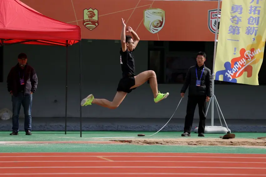 学生都能找, 斌出席运动